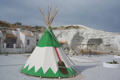  

	Altiplano Tipis (Granada)

	¿Descansar en un campamento indio pero en la sierra de Baza? Esa es la propuesta de los tres coloridos tipis de este complejo. Este alojamiento rústico y divertido no renuncia al confort. Las tiendas, inspiradas en el lejano Oeste, fueron realizadas a mano por sus dueños, quienes también habilitaron una de las cuevas que las rodean para aquellos padres que prefieren el romanticismo de un techo de piedra.