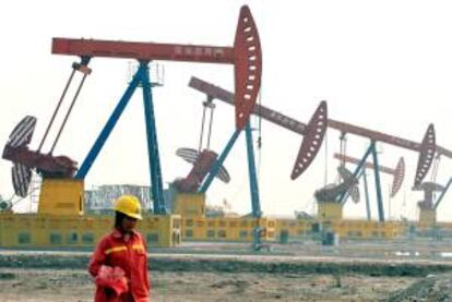 Varias torres de perforación en el yacimiento Nabao en Tangshan, en la provincia china de Hebei. EFE/Archivo