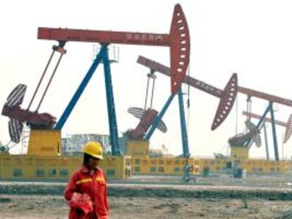 Varias torres de perforación en el yacimiento Nabao en Tangshan, en la provincia china de Hebei. EFE/Archivo