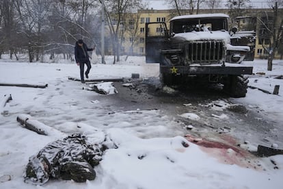 El cuerpo de un militar ruso yace en el suelo junto a un vehículo lanzacohetes, a las afueras de Kharkiv, Ucrania.