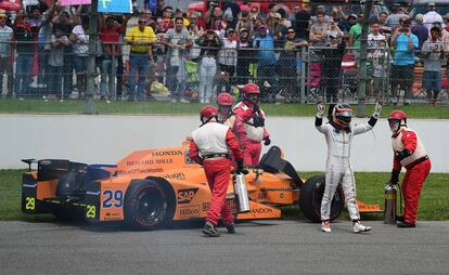 Alonso sale de su Honda en Indinápolis tras el fallo de motor.