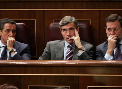 Eduardo Zaplana, Ángel Acebes y Mariano Rajoy, durante el debate en el pleno del Congreso.