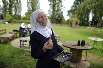 Christine Meeusen, autoproclamada monja, en el jardín de la organización.
