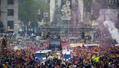 Los jugadores del Barcelona celebran el título con la afición.