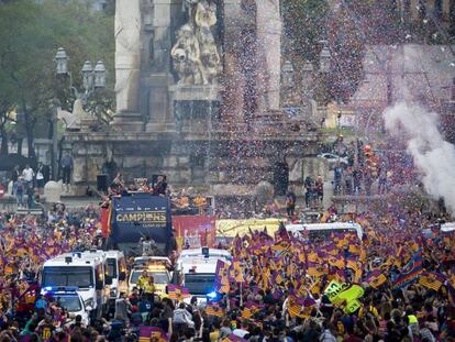 Los jugadores del Barcelona celebran el título con la afición.