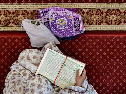Una mujer indonesia musulmana lee el Corán en la mezquita Al Makmur, en Banda Aceh, el pasado 7 de mayo. 