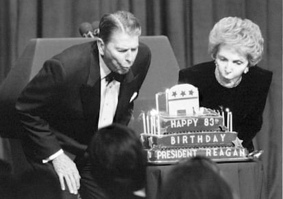 3 de marzo de 1994. El expresidente norteamericano Ronald Reagan sopla las velas de la tarta de celebración de su 83º cumpleaños en Washington, acompañado de su mujer Nancy.