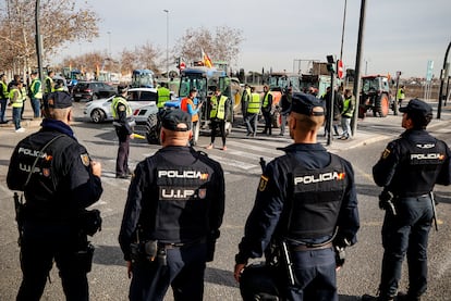 Decenas de tractores durante una concentración en la avenida Germans Machado de Valencia, este martes.