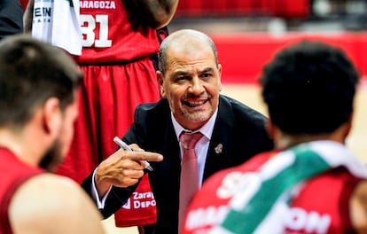 Sergio Hernández, durante un tiempo muerto con el Casademont Zaragoza. acbphoto