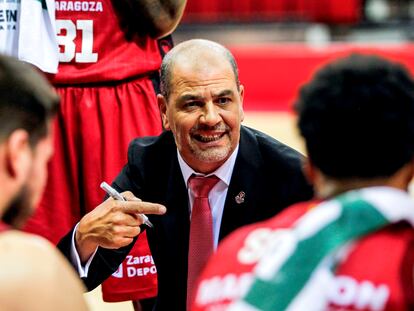 Sergio Hernández, durante un tiempo muerto con el Casademont Zaragoza. acbphoto