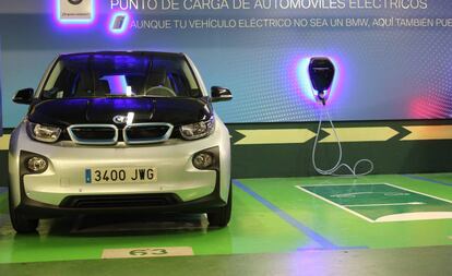 Cada vez más infraestructuras permiten el uso de los coches eléctricos en la ciudad. 