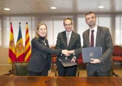 Fotografía facilitada por la Agencia de Noticias Andorrana (ANA) de la ministra de Fomento, Ana Pastor; el ministro de Economía y Territorio de Andorra, Jordi Alcobé; y el conseller de Política Territorial de la Generalitat de Cataluña, Santi Vila, de izq. a dcha., tras la firma del protocolo entre los gobiernos andorrano y catalán para la apertura comercial del aeropuerto de La Seu d'Urgell.