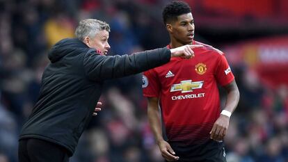 Solskjaer da instrucciones a Rashford frente al West Ham.