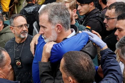 El rey Felipe VI abraza a un vecino de Paiporta, este domingo durante su visita a la localidad.  