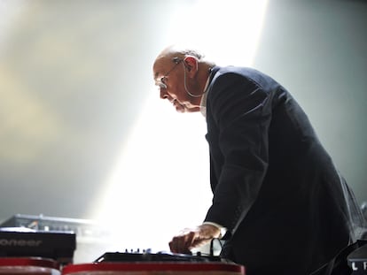 Hans-Joachim Roedelius actuando en Minehead, Inglaterra, en diciembre de 2010.