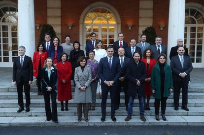 Los integrantes del Gobierno, en La Moncloa antes de la primera reunión del Consejo de Ministros, en enero de 2020. En la primera fila, desde la izquierda, Nadia Calviño, Carmen Calvo, Pedro Sánchez, Pablo Iglesias y Teresa Ribera. En la segunda, en el mismo orden, Fernando Grande-Marlaska, Margarita Robles, Arancha González Laya, Juan Carlos Campo, María Jesús Montero y José Luis Ábalos. Tras ellos, Carolina Darias, Reyes Maroto, Isabel Celaá, Yolanda Díaz, Luis Planas, José Manuel Rodríguez Uribes y Manuel Castells. Y en la última fila, José Luis Escrivá, Irene Montero, Salvador Illa, Pedro Duque y Alberto Garzón.