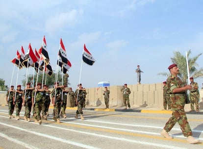 A la firma de iraquíes y británicos, le ha seguido un desfile militar de las tropas de Irak en las afueras del Palacio de Basora.