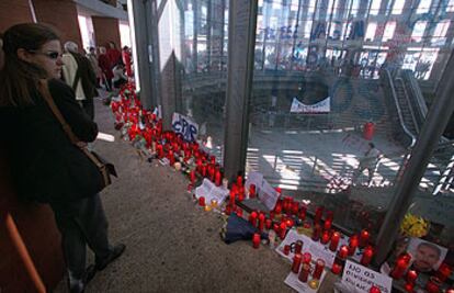 Decenas de madrileños han depositado velas rojas en la cúpula de acceso a la estación de Atocha tras los atentados del 11-M.