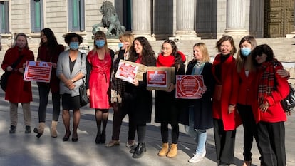 Mujeres de la organización Period Spain han entregado este jueves 70.000 firmas en el Congreso de los Diputados para solicitar medidas contra la pobreza menstrual.