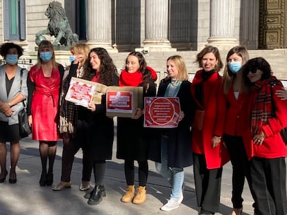 Mujeres de la organización Period Spain han entregado este jueves 70.000 firmas en el Congreso de los Diputados para solicitar medidas contra la pobreza menstrual.