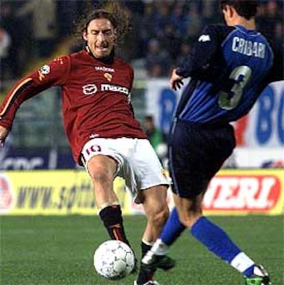 Totti intenta driblar a Cribari, en un partido ante el Empoli.