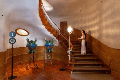 Una visitante observa la escalera principal de entrada a la Casa Batlló.