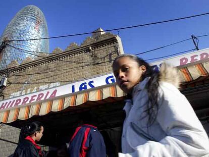 La Torre Agbar, edificio proyectado por el arquitecto francés Jean Nouvel, se asoma por encima de la fachada de una churrería en el barrio barcelonés de Poblenou.
La antigua fábrica de Can Jaumandreu, en la Rambla de Poblenou, sede de la Universitat Oberta de Catalunya.