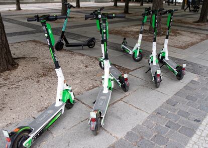 Patinetes elétricos de aluguel, estacionados no centro de Berlim.