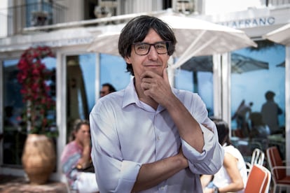 Miquel Martín i Serra, Tom Sharpe's biographer, in front of the old Hotel Llevant. 