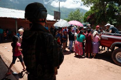 Pobladores de Chiapas reciben comida una escuela donde encontraron refugio, en la comunidad Ampliación Nueva Reforma, en Santa Eulalia, Guatemala.