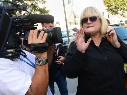 Debbie Rowe a su llegada al tribunal el jueves 15 de agosto de 2013.