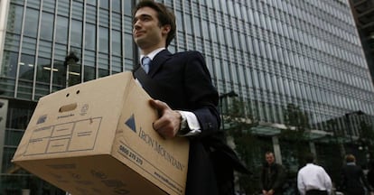 Un trabajador de Lehman Brothers sale de las oficinas del distrito financiero de Londres el 15 de septiembre de 2008, día de la quiebra.