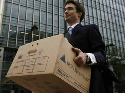 Un trabajador de Lehman Brothers sale de las oficinas del distrito financiero de Londres el 15 de septiembre de 2008, día de la quiebra.  