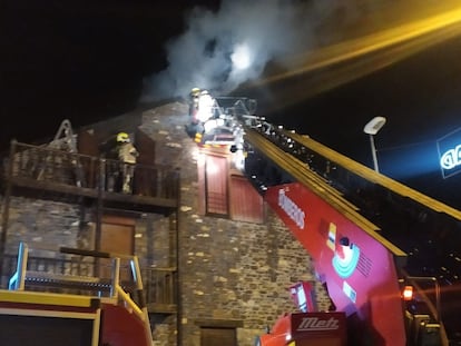 Los bomberos de la Diputación de Huesca sofocaban un incendio en enero de 2022 originado en la chimenea de una vivienda en Castiello de Jaca.