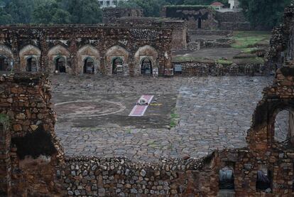 Un hombre musulmán reza durante la celebración del Eid al-Adha en la mezquita Feroz Shah Kotla de Nueva Delhi (India).