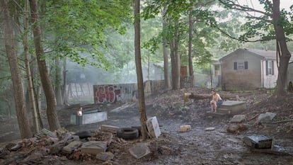 'Funerary Back Lot' (2018–1). Del libro 'Gregory Crewdson: An Eclipse of Moths' (Aperture, 2020).

