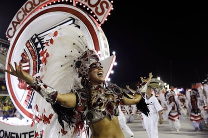 Una de las integrantes de la escuela de samba Mangueira en el sambódromo de Río de Janeiro (Brasil), el 12 de febrero de 2018. 