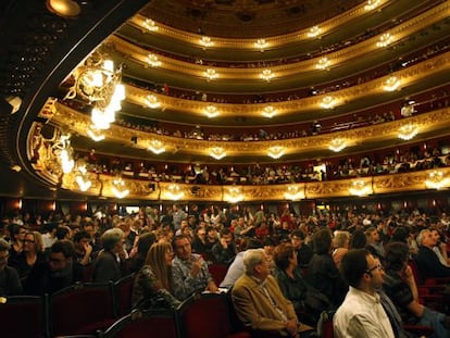 Patio de butacas del teatro del Liceo, durante el descanso de una representación.