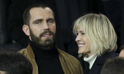 Robin Wright y Clement Giraudet en un partido de la Champions del PSG contra el Real Madrid en el Parque de los Príncipes de París el 6 de marzo de 2018.