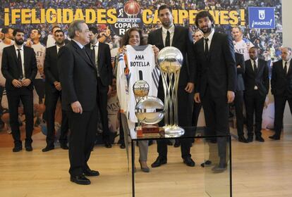 El presidente del Real Madrid, Florentino Pérez, la alcaldesa de la capital, Ana Botella, el capitán del Real Madrid de baloncesto, Felipe Reyes y Sergio Llull posan con los trofeos.