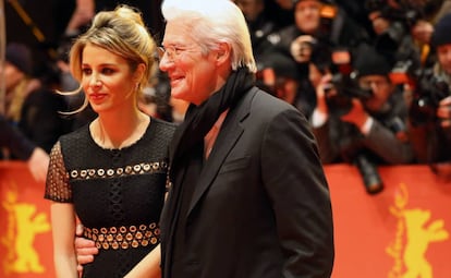 Richard Gere y Alejandra Silva, en el estreno de 'The Dinner', en el Festival de cine de Berlín, en febrero pasado.