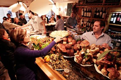 Tentaciones culinarias de San Sebastián: la barra de Ganbara (San Jerónimo, 19), repleta de pinchos y 'boletus'.