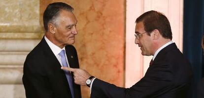 El presidente de Portugal, Aníbal Cavaco Silva saluda al primer ministro Pedro Passos Coelho en la toma de posesión de su cargo.