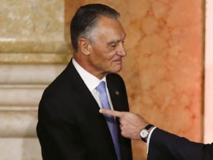 El presidente de Portugal, An&iacute;bal Cavaco Silva saluda al primer ministro Pedro Passos Coelho en la toma de posesi&oacute;n de su cargo.