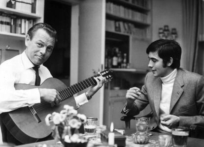Joan Manuel Serrat posa en 1968 con el músico alemán Bert Kaempfert. Un año después publicaría 'La saeta'.