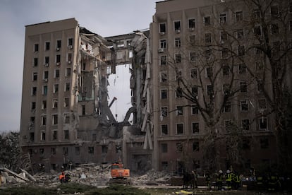 Edificio de la Administración regional en la ciudad ucrania de Mikolaiv tras un ataque ruso este martes.