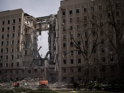 Edificio de la Administración regional en la ciudad ucrania de Mikolaiv tras un ataque ruso este martes.