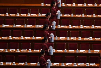 Varias azafatas reparten té antes de la cuarta sesión de la duodécima Conferencia Consultiva Política del Pueblo chino (CPPCh, el principal órgano consejero político chino) en el Gran Palacio del Pueblo en Pekín (China).