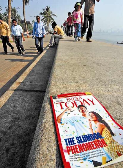 La portada del <i>India Today,</i> en el paseo marítimo de Bombay, recogiendo la máxima revolución exportable que ha visto su cine.