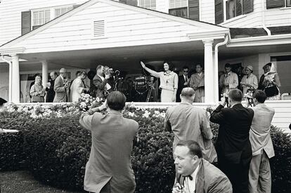 Jackie Kennedy saluda a los periodistas congregados el verano anterior en la casa familiar de Hyannis Port, cuando su esposo resultó ganador en las primarias presidenciales del Partido Demócrata y daba comienzo el viaje de los Kennedy hacia la Casa Blanca.  CRÉDITO: TASCHEN